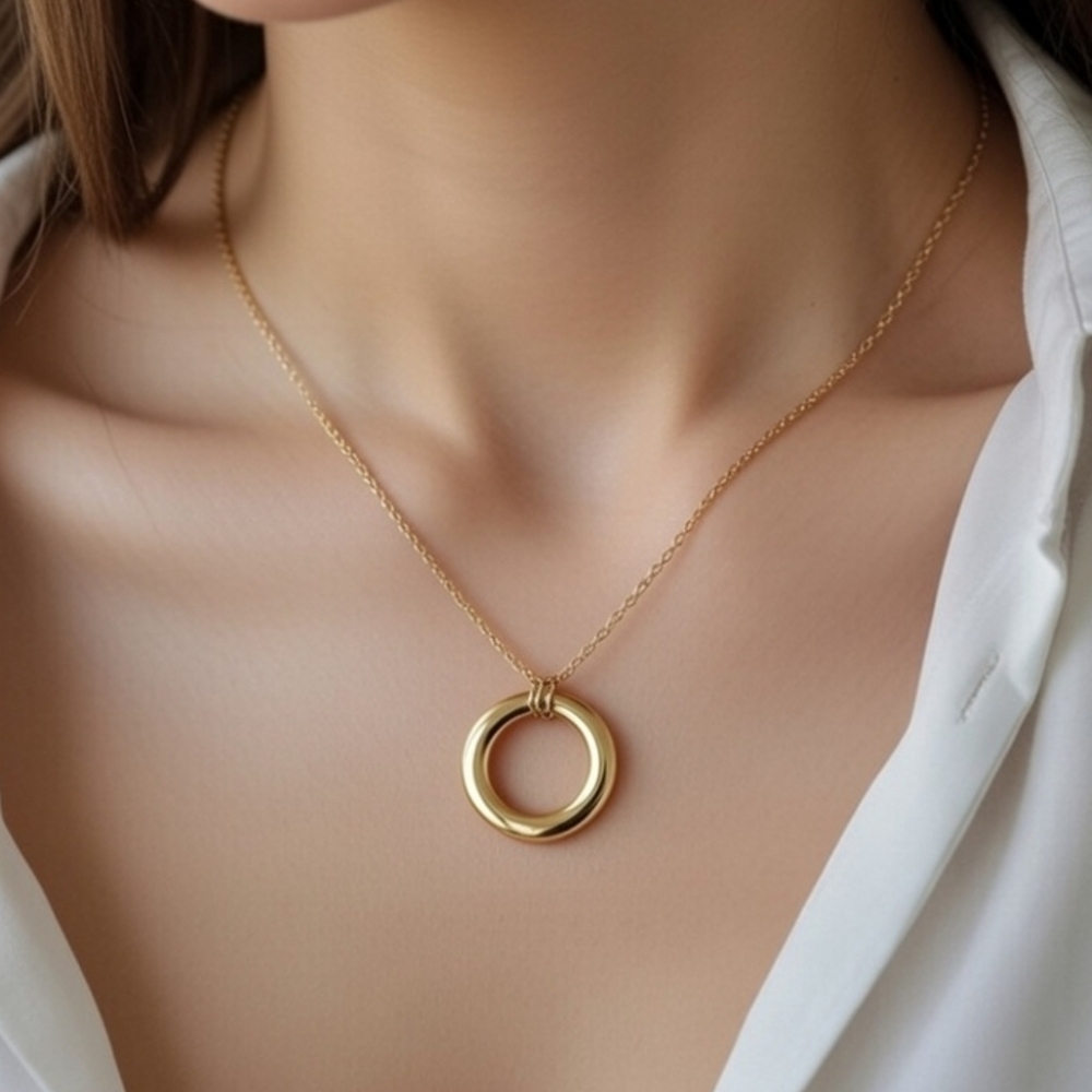 Chic Gold Circle Necklace NIB